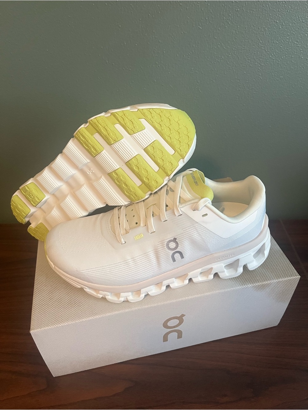 On Running Cloudflow 4 Women’s 6.5 White/Sand. New in box.